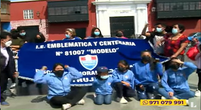 Trujillo: padres protestan por paralización de obras en colegio Modelo