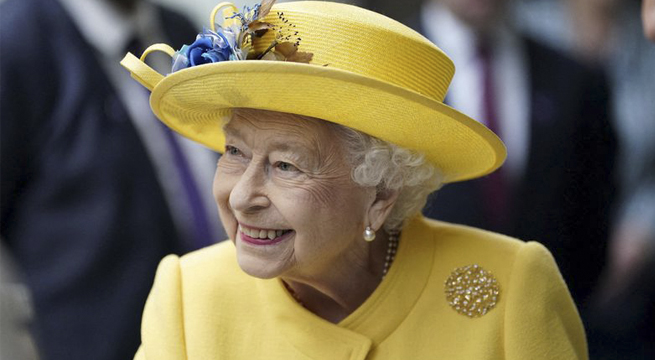 La reina Isabel saluda a la multitud en inicio de celebraciones del Jubileo de Platino