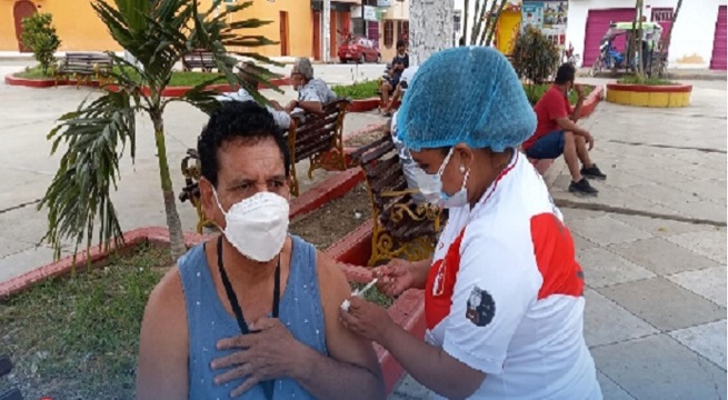 Tumbes: enfermeras vestidas con la blanquirroja continuaron vacunando durante partido de la selección