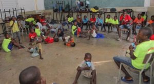 Niños haitianos que escaparon de violencia de bandas se refugian en escuela de Puerto Príncipe