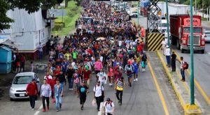 Caravana de migrantes sale del sur de México hacia Estados Unidos días después de tragedia en Texas