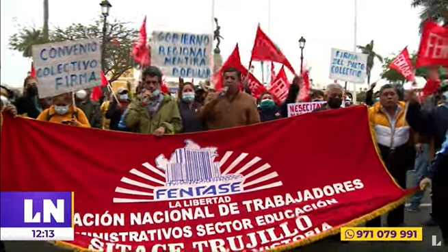 La Libertad: trabajadores de sector educación protestan por incumplimiento de pagos colectivos