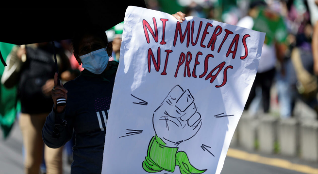 Condenan a 50 años de cárcel a mujer que tuvo aborto en El Salvador