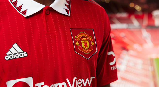Manchester United presentó su nueva camiseta para la próxima temporada