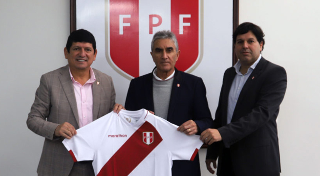 Juan Carlos Oblitas seguirá en la FPF como director general de fútbol