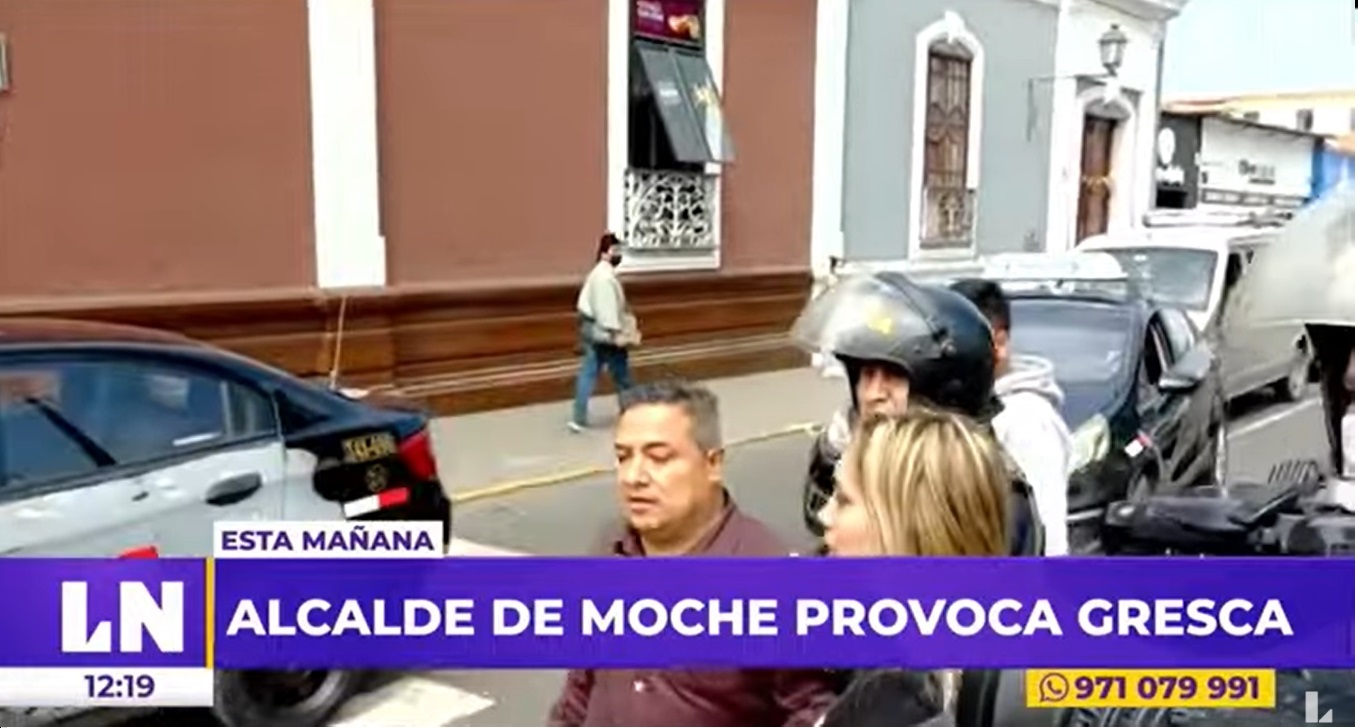 Trujillo: expulsan a alcalde de Moche de la plaza de armas a conazos y botellas