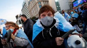 Miles de argentinos protestan contra el Gobierno, mientras presidente llama a la unidad