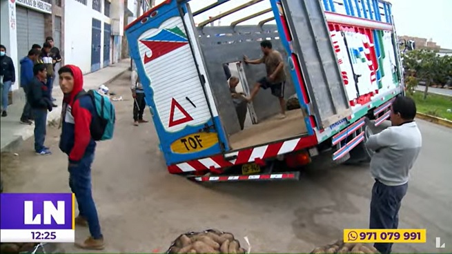Trujillo: camión cargado de papas se atascó en hueco de la calle Prolongación Zela