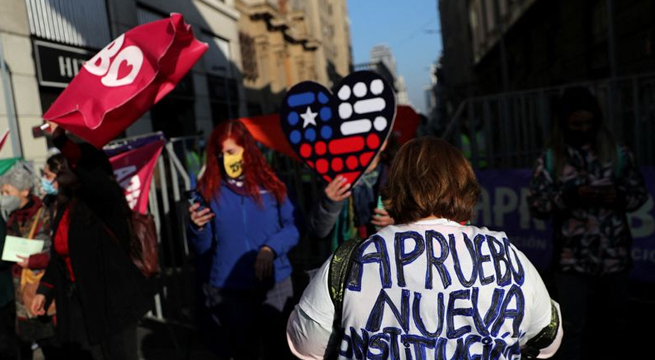 Campaña para el plebiscito constitucional arranca en Chile con el «rechazo» en ventaja
