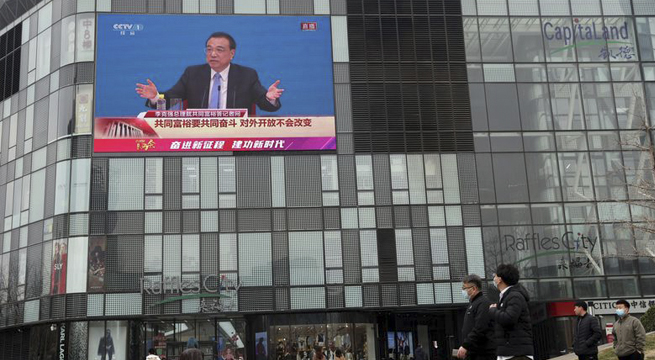 Economía de China se recupera, pero la base no es sólida, dice primer ministro