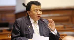 Enrique Wong se queja de su remuneración: “Miles de funcionarios ganan más que nosotros”