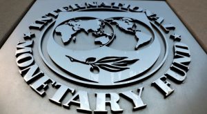 FMI reduce previsión de crecimiento mundial, advierte que alta inflación amenaza con una recesión