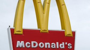 Ventas y ganancias de McDonald’s superan estimaciones, demanda de comida rápida se mantiene