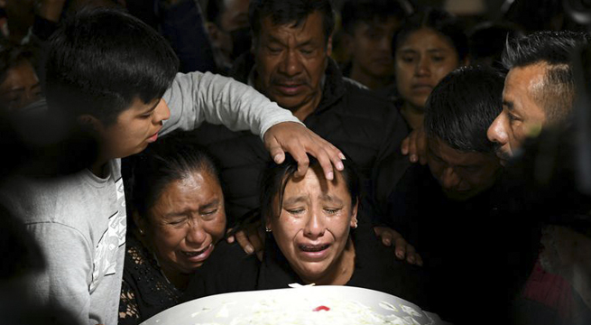 Familiares de migrantes muertos en tragedia tráiler Texas realizan funerales
