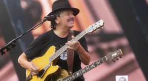 Carlos Santana se desmaya en el escenario durante un concierto en EE. UU.