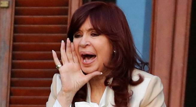 Miles salen a las calles a respaldar a investigada vicepresidenta argentina Cristina Fernández de Kirchner