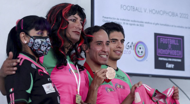 Activistas LGBT: «Puto» y otros insultos deben salir de estadios mexicanos