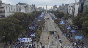 Argentinos salen a las calles para reclamar aumento de salarios y subsidios para combatir alta inflación