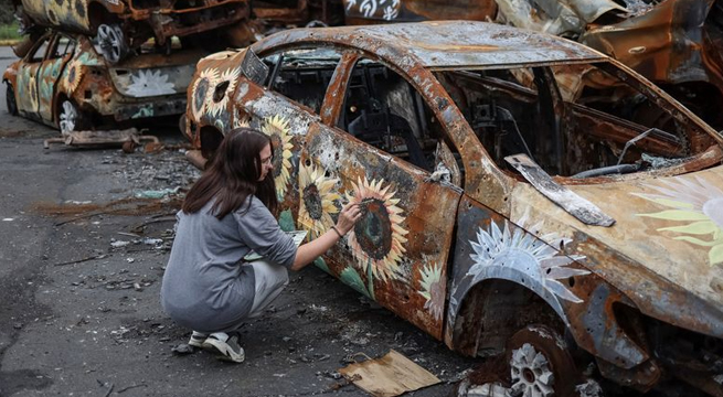 Artistas pintan flores sobre los restos de la guerra de Ucrania, lo que inquieta a algunos lugareños