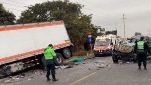 Áncash: choque entre camión frigorífico y camioneta deja un muerto y cinco heridos