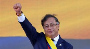 Gustavo Petro pide a grupos armados ilegales dejar las armas para lograr la paz