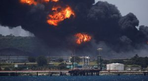 Cuba recibe ayuda de México y Venezuela para controlar incendio en depósito de combustible