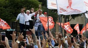 Lula y Bolsonaro inician oficialmente campaña cortejando a votantes