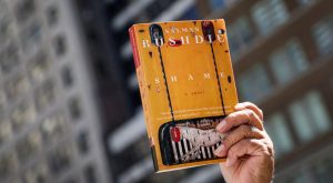 Escritores muestran su apoyo a Rushdie en las calles de Nueva York