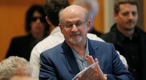 El escritor Salman Rushdie fue atacado en un evento en Nueva York