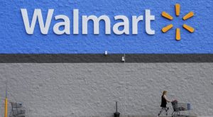 Walmart ve una menor caída de los beneficios este año porque descuentos estimulan la demanda