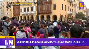 Ciudadanos realizan manifestaciones tras reabrirse la Plaza de Armas