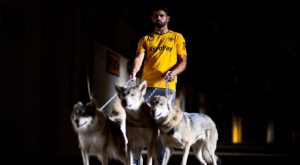 Costa estaba «muerto de miedo» manejando lobos en el vídeo de presentación