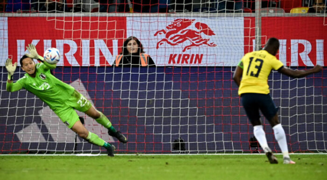 Schmidt detiene un penal a Ener Valencia y Japón empata 0-0 con Ecuador en amistoso premundialista