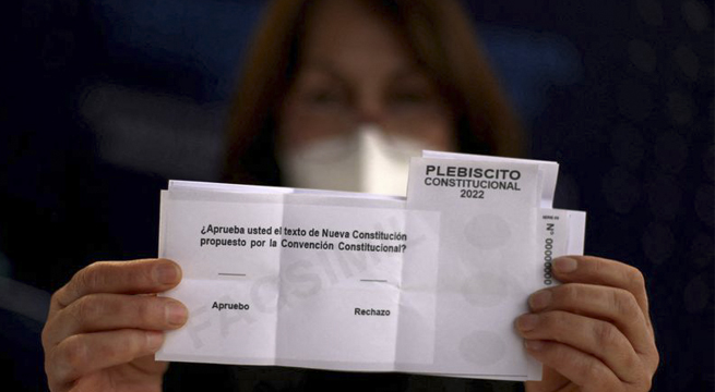 Chilenos rechazan ampliamente en plebiscito la propuesta de nueva Constitución