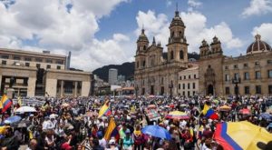 Colombia: miles acuden a primera protesta contra Gobierno de Petro