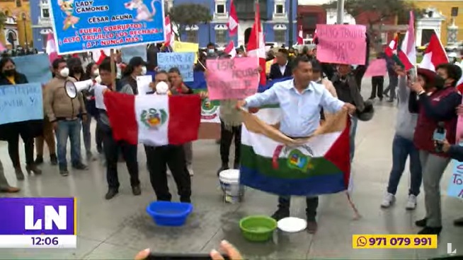 Vecinos de Alto Trujillo protestan contra César Acuña con lavado de banderas tras filtración de audios