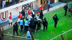 Hincha de Universitario sufre una crisis de epilepsia en la tribuna sur