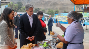 Secretario de Estado de EE. UU. comió pan con pejerrey en Chorrillos