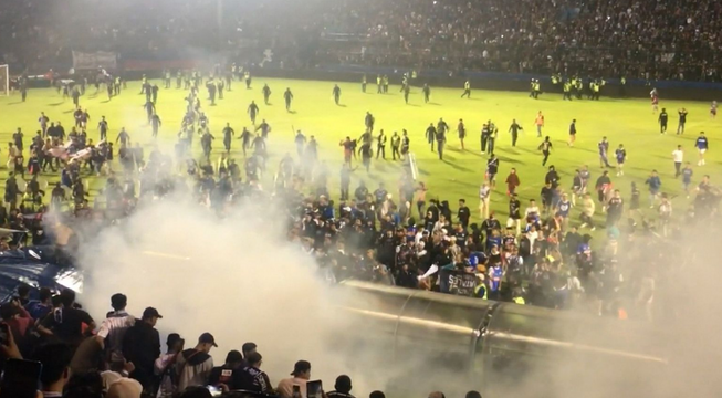 Indonesia: 127 fallecidos por enfrentamientos en estadio de fútbol