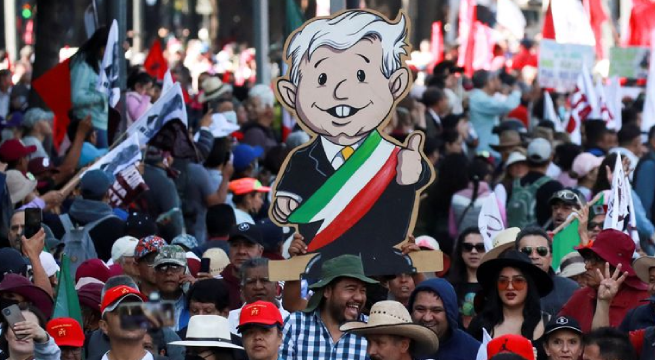 Miles marchan en capital en apoyo al presidente de México
