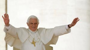 Papa Francisco pide que oren por la salud de Benedicto XVI
