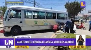 Arequipa: manifestantes desinflan llantas a vehículos varados en la Panamericana Sur