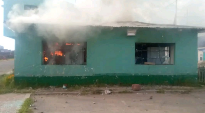 Puno: vándalos incendiaron comisaría en el distrito de Zepita