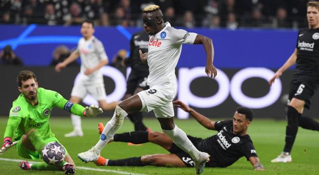 Napoli venció 2-0 de visita al Frankfurt por los octavos de final de la Champions League [Video]