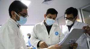 Hay menos de 100 mil médicos para más de 33 millones de peruanos