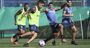 Paolo Guerrero se luce con un gol de cabeza en los entrenamientos de Racing