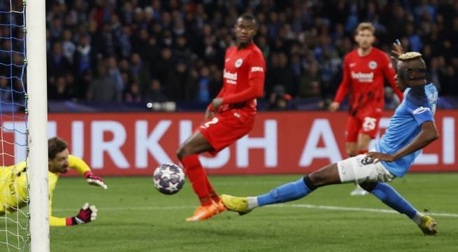 Napoli goleó 3-0 al Frankfurt y clasificó a los cuartos de final de la Champions League [Video]