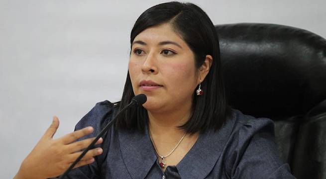 Dictan impedimento de salida del país contra Betssy Chávez