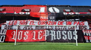 Newell’s Old Boys de Argentina exhibe bandera en apoyo a Lionel Messi tras balazos y amenaza