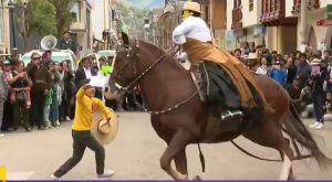 Semana Santa en Tarma: niño sorprende al bailar marinera junto a un caballo de paso